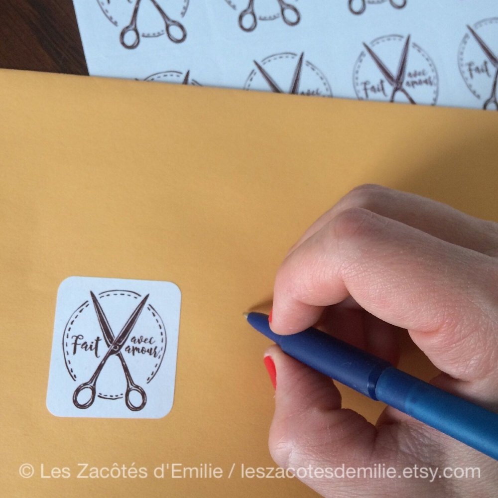 Autocollants en papier "Fait avec amour" avec une paire de ciseaux - Les Zacôtés d’Emilie