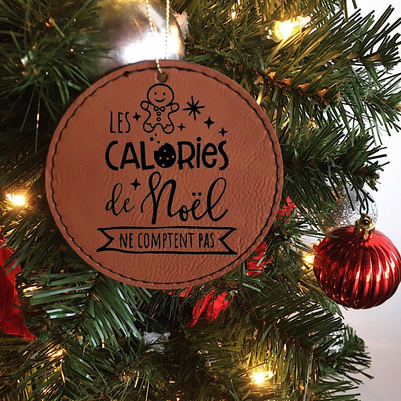 Ornement rond en cuir « Les calories de Noël ne comptent pas » - Les Zacôtés d’Emilie