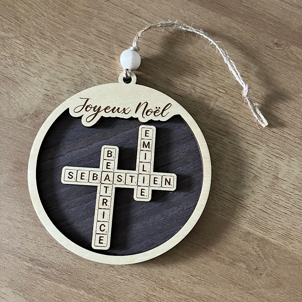 Ornement en bois avec prénoms en scrabble