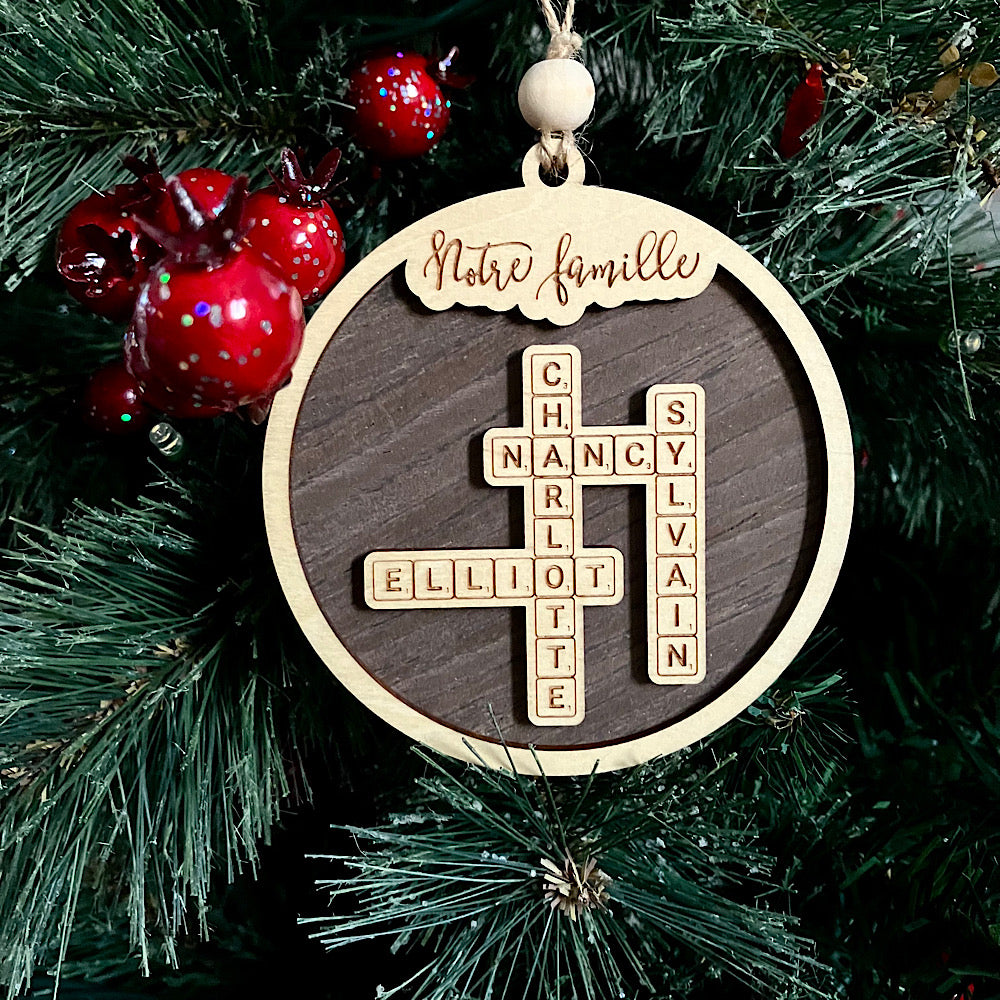 Ornement en bois avec prénoms en scrabble