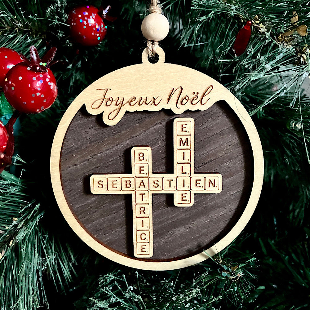 Ornement en bois avec prénoms en scrabble
