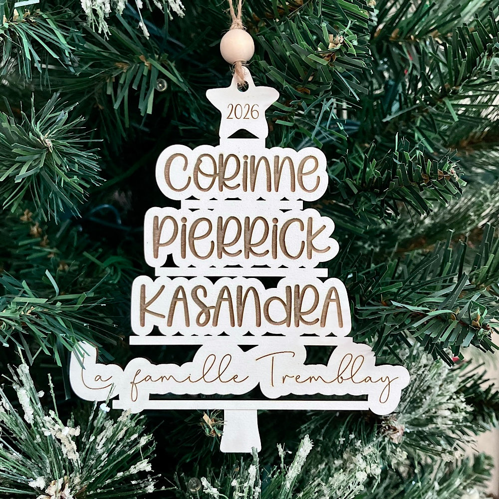 Ornement en bois avec prénoms formant un sapin