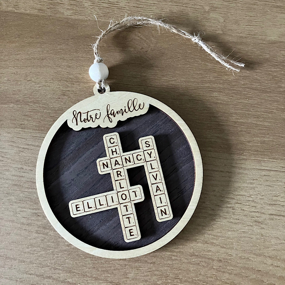 Ornement en bois avec prénoms en scrabble