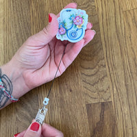 Bobine rétractable au design de stéthoscope et boucle rose - Les Zacôtés d’Emilie