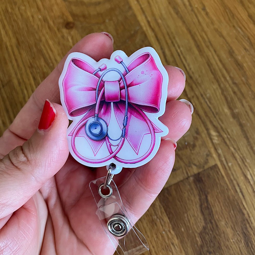 Bobine rétractable au design de stéthoscope et boucle rose - Les Zacôtés d’Emilie