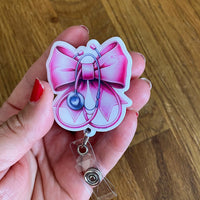 Bobine rétractable au design de stéthoscope et boucle rose - Les Zacôtés d’Emilie