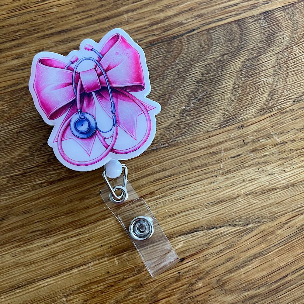 Bobine rétractable au design de stéthoscope et boucle rose - Les Zacôtés d’Emilie