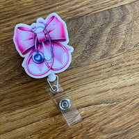 Bobine rétractable au design de stéthoscope et boucle rose - Les Zacôtés d’Emilie