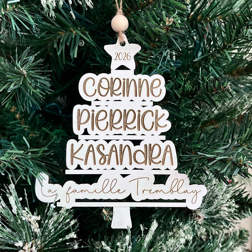 Ornement en bois avec prénoms formant un sapin - Les Zacôtés d’Emilie
