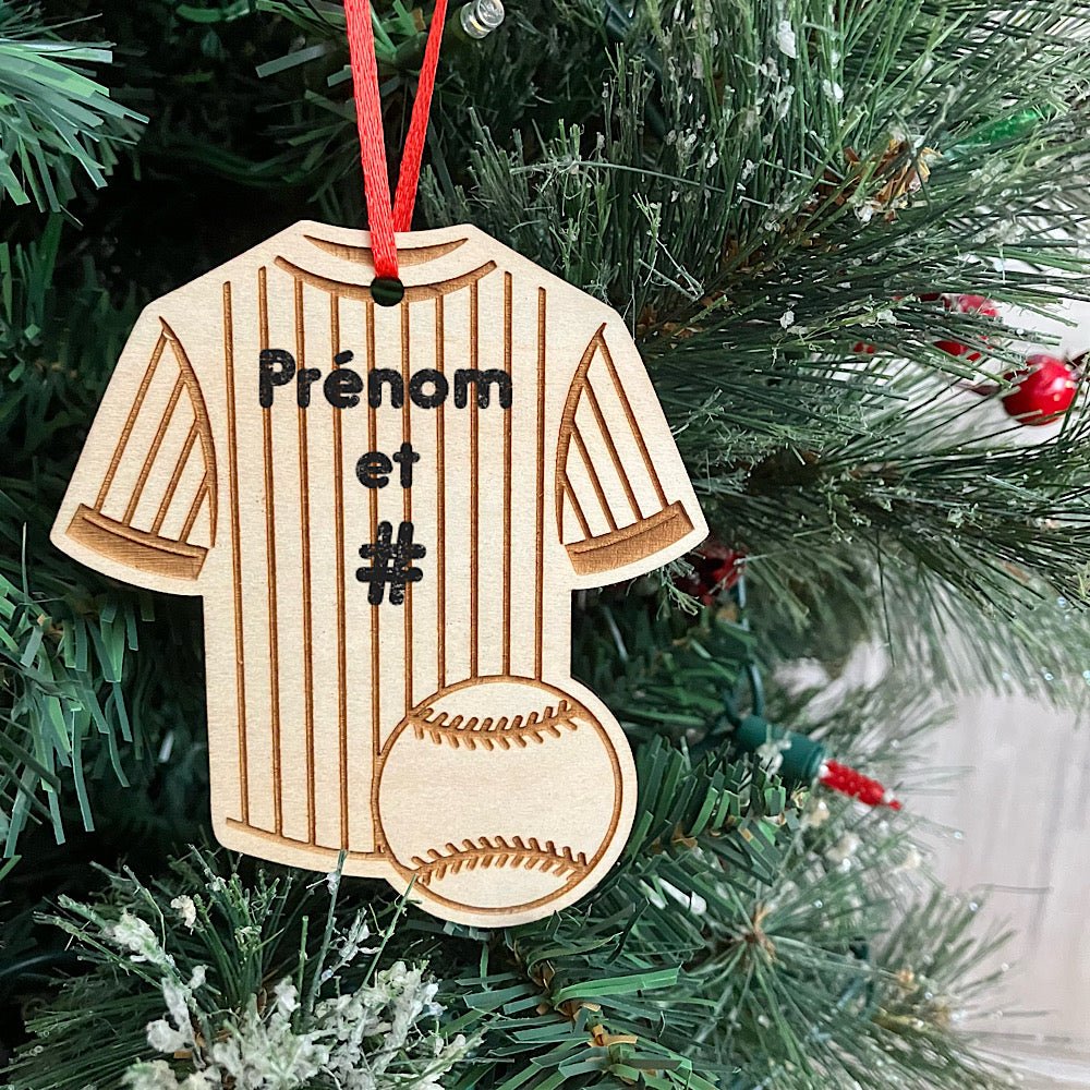 Ornement en bois: Chandail de Baseball - Les Zacôtés d’Emilie