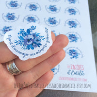 Autocollants en papier "Merci d'encourager une entreprise québécoise" avec de fleurs bleues et mauves - Les Zacôtés d’Emilie
