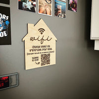 Plaquette personnalisée en bois en forme de maison avec le code QR de votre wifi - Les Zacôtés d’Emilie